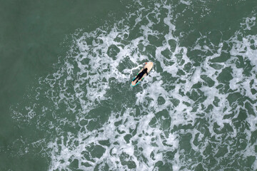 surfista sobre una tabla con el mar agitado