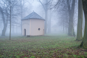 kapliczka kalwarii na Górze św. Anny w porannej mgle © Henryk Niestrój