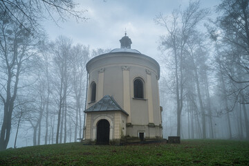 kapliczka kalwarii na Górze św. Anny w porannej mgle © Henryk Niestrój