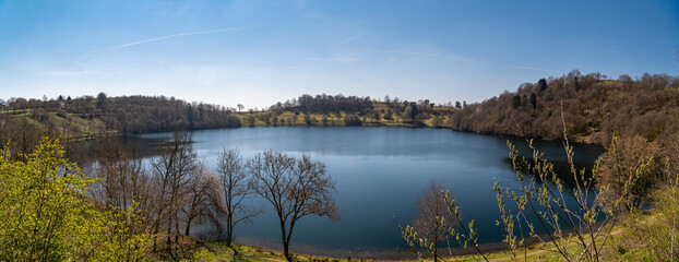 Fototapeta premium Das Weinfelder Maar bei Daun in der Vulkaneifel