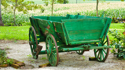 old green wooden wagon © Rodrigo