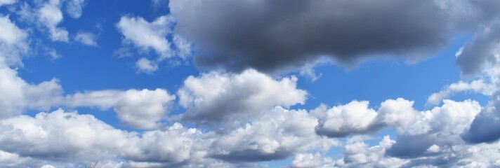 Obraz premium A cloudy sky on a spring day