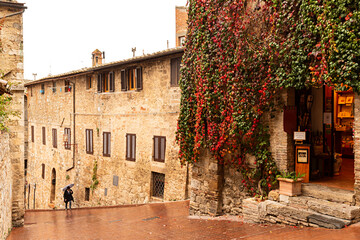 Calle en San Giminiano en un día de lluvia.