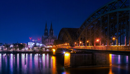 Panoramabild mit Blick auf den Kölner Dom und die Hohenzollernbrücke bei Nacht
