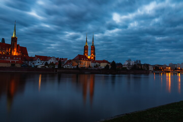 Fototapeta premium evening view of the Odra River and Tumski Island in the city of Wroclaw in Poland