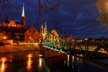 Obraz premium evening view of the Odra River and Tumski Island in the city of Wroclaw in Poland