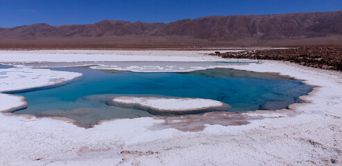 Salar, lago de sal azul turquesa