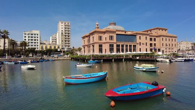 Veduta del vecchio porticciolo di Bari 