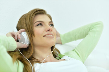 Naklejka premium woman listening to music with headphones