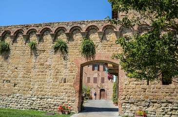 Vista sulle mura medievali di Buonconvento, in Provincia di Siena