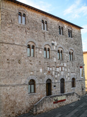 Fototapeta na wymiar Facciata del Palazzo medievale del Museo Archeologico di Massa Marittima