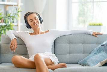 Obraz na płótnie Canvas woman listening to music