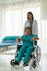 Obraz premium Female doctors perform disease tests