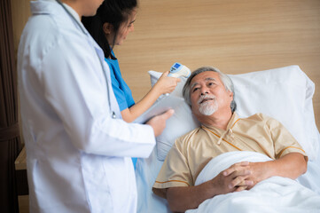 Obraz premium senior man elderly patient person, health care medicine support by doctor or nurse in hospital, old adult retirement patient happy and smiling to come home, medical disease insurance concept