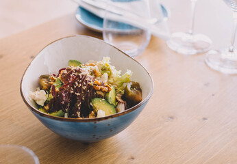 Ensalada gourmet de aguacate, nueces, tomate y brotes verdes. Servido en un restaurante de lujo 
