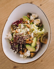Ensalada gourmet de aguacate, nueces, tomate y brotes verdes. Servido en un restaurante de lujo 
