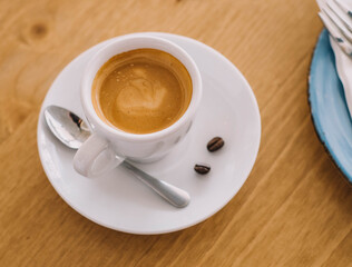 Obraz premium Una taza de cafe con leche italiano sobre la mesa de un restaurante de lujo 