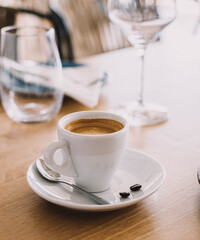 Una taza de cafe con leche italiano sobre la mesa de un restaurante de lujo
