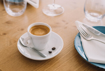 Una taza de cafe con leche italiano sobre la mesa de un restaurante de lujo
