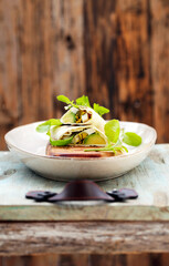 tortilha com abacate, ovo e queijo macio. 