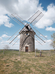 Fototapeta na wymiar Ancien moulin à vent
