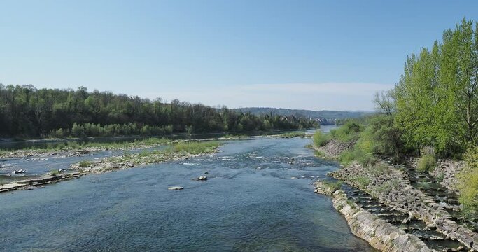Le cours du petit Rhin et la richesse de ses &icirc;lots entre la centrale hydraulique et le vieux pont de Rheinfelden entre Allemagne et Suisse
