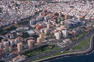 Obraz premium Fotografía aérea de la costa y ciudad de Las Palmas de Gran Canaria