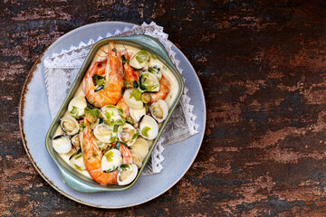 camarão e conchas em molho cremoso. 