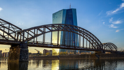 Fototapeta na wymiar Skyline Frankfurt am Main bei Sonnenuntergang, Deutschherrenbrücke im Vordergrund