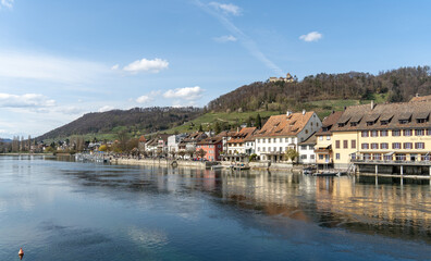 Fototapeta na wymiar Allgemeiner Blick vom Rheinufer auf die Altstadt von Stein am Rhein, Schaffhausen, Schweiz, 10. April 2021