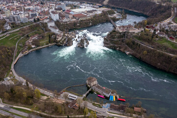 Luftaufnahmen vom Rheinfall bei Schaffhausen mit Schiffsanleger und Parkplatz, Schweiz