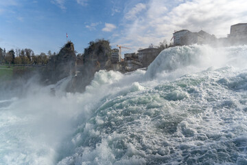 Wassermassen stürzen am Rheinfall bei Schaffhausen in die Tiefe, Neuhausen, Schweiz