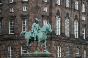 Fototapeta na wymiar La estatua ecuestre de bronce de Christian IX (1927). Palacio de Christiansborg, Copenhague, Dinamarca.