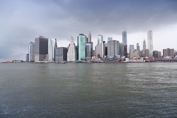 Naklejka premium Manhattan skyline in rainy weather