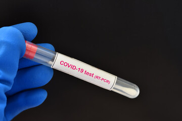 Obraz premium Nasopharyngeal swab from patient for COVID-19 testing by RT-PCR method