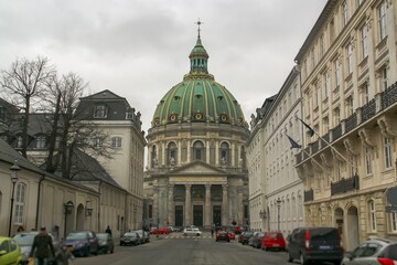 Fototapeta na wymiar Iglesia Frederik en Copenhague, Dinamarca. Es conocida popularmente como La Iglesia de Mármol (Marmorkirken) por su arquitectura rococó. Iglesia Evangélica Luterana.