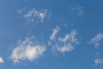 Obraz premium Soft white clouds texture on beautiful afternoon sky background. Image for background design The clear sky makes you feel fresh and clear.