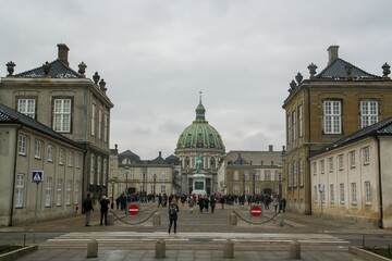 Fototapeta premium Iglesia Frederik en Copenhague, Dinamarca. Es conocida popularmente como La Iglesia de Mármol (Marmorkirken) por su arquitectura rococó. Iglesia Evangélica Luterana.