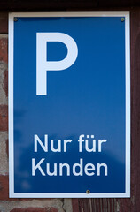 Deutsches Parkplatz Schild nur für Kunden