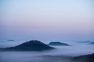 Burg auf Berg mit Nebel