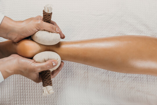 Massage with pindas to hydrate and detoxify the skin. Deep relaxation of the organism. Improvement of stress, insomnia and rheumatic problems. Aromatherapy. Natural benefits