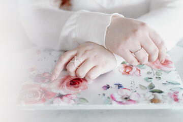 Obraz na płótnie Canvas Hands on Floral Computer