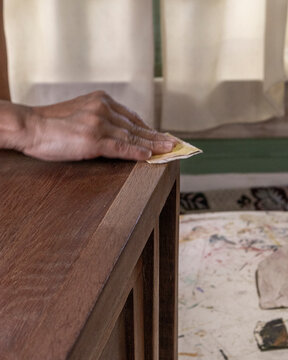 Restaurando mueble con lija 