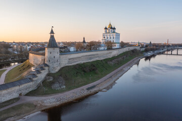 Fototapeta na wymiar Velikaya River. View of the Pskov Kremlin and Trinity Cathedral