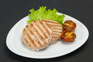 Grilled tuna steak with kumato