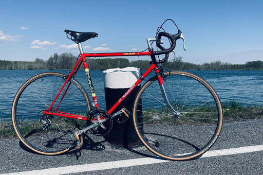 vintag road bike raleigh team replica, made of reynolds 531 tubing and equipped with shimano dura ace components nearby the danube river in austria