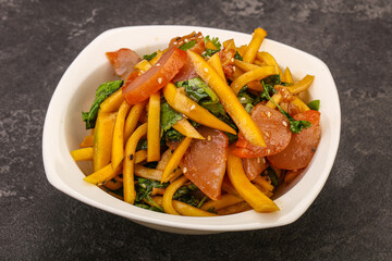 Salad with mango and chicken