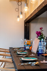 レストランのカウンターテーブルとテーブルセッティング