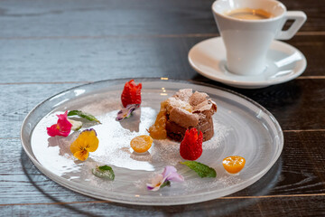 レストランのデザートプレートとコーヒー