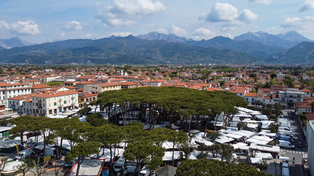 vista aerea a Forte dei Marmi, la piazza Marconi con la sua forma circolare ed il famoso mercato settimanale, sulla sfondo le Alpi Apuane